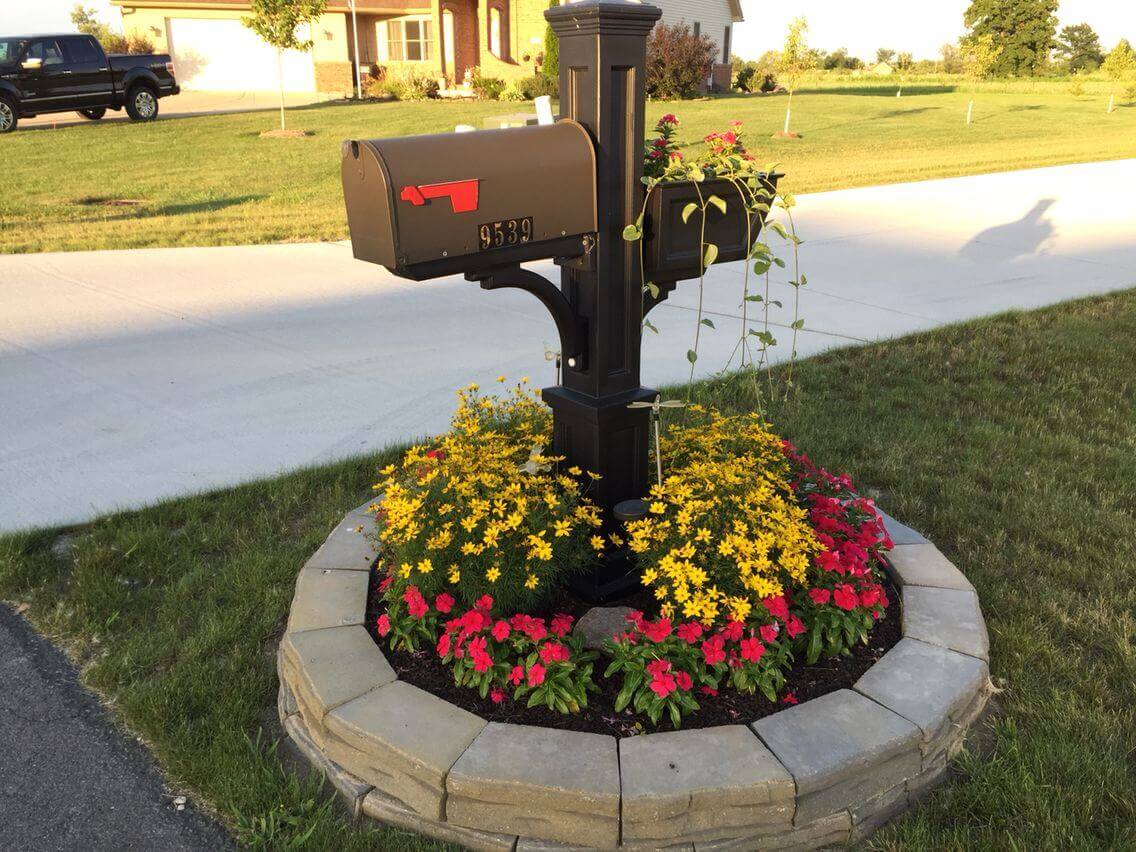 Mini mailbox flower bed
