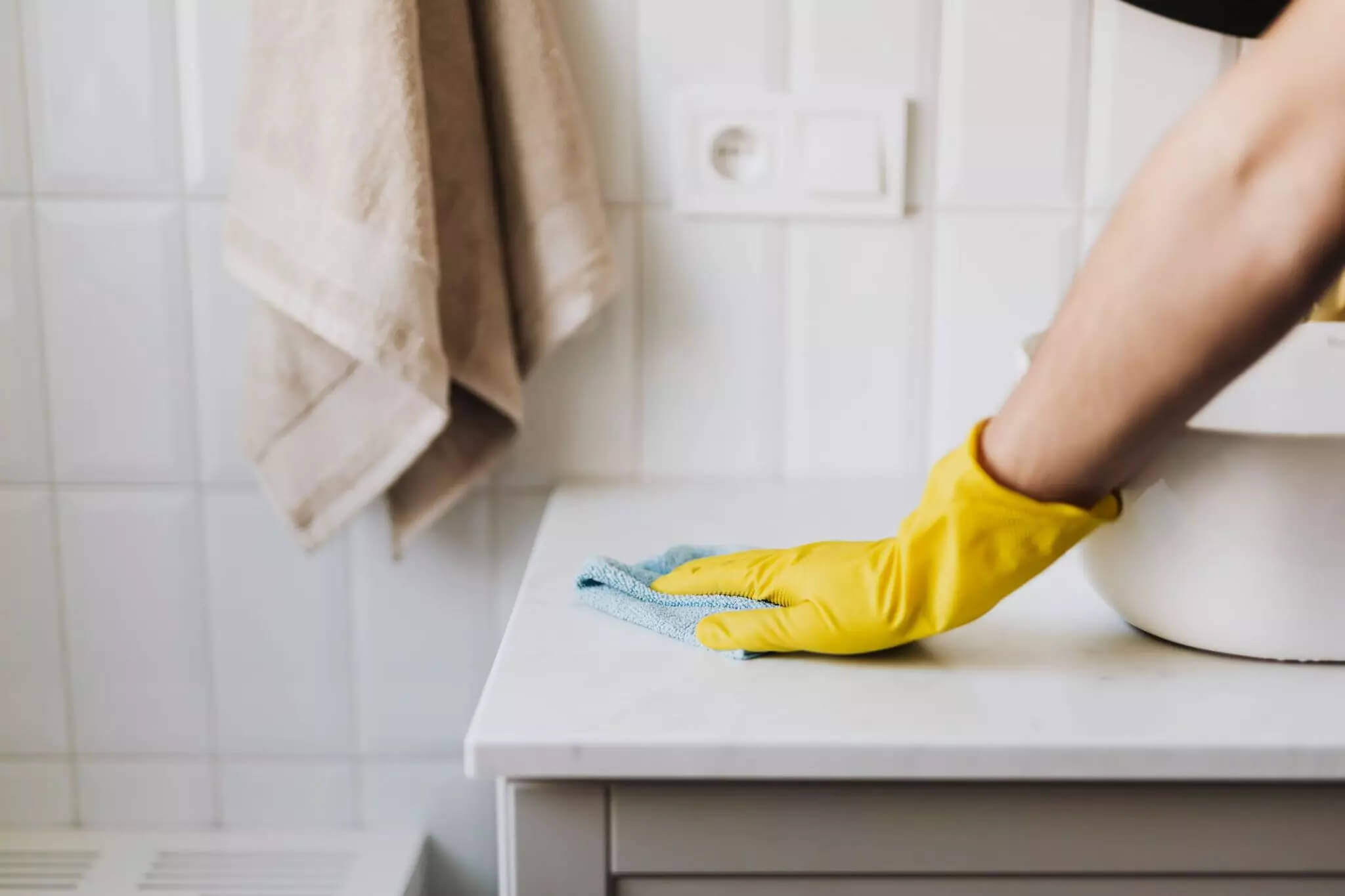 bathroom cabinet cleaning