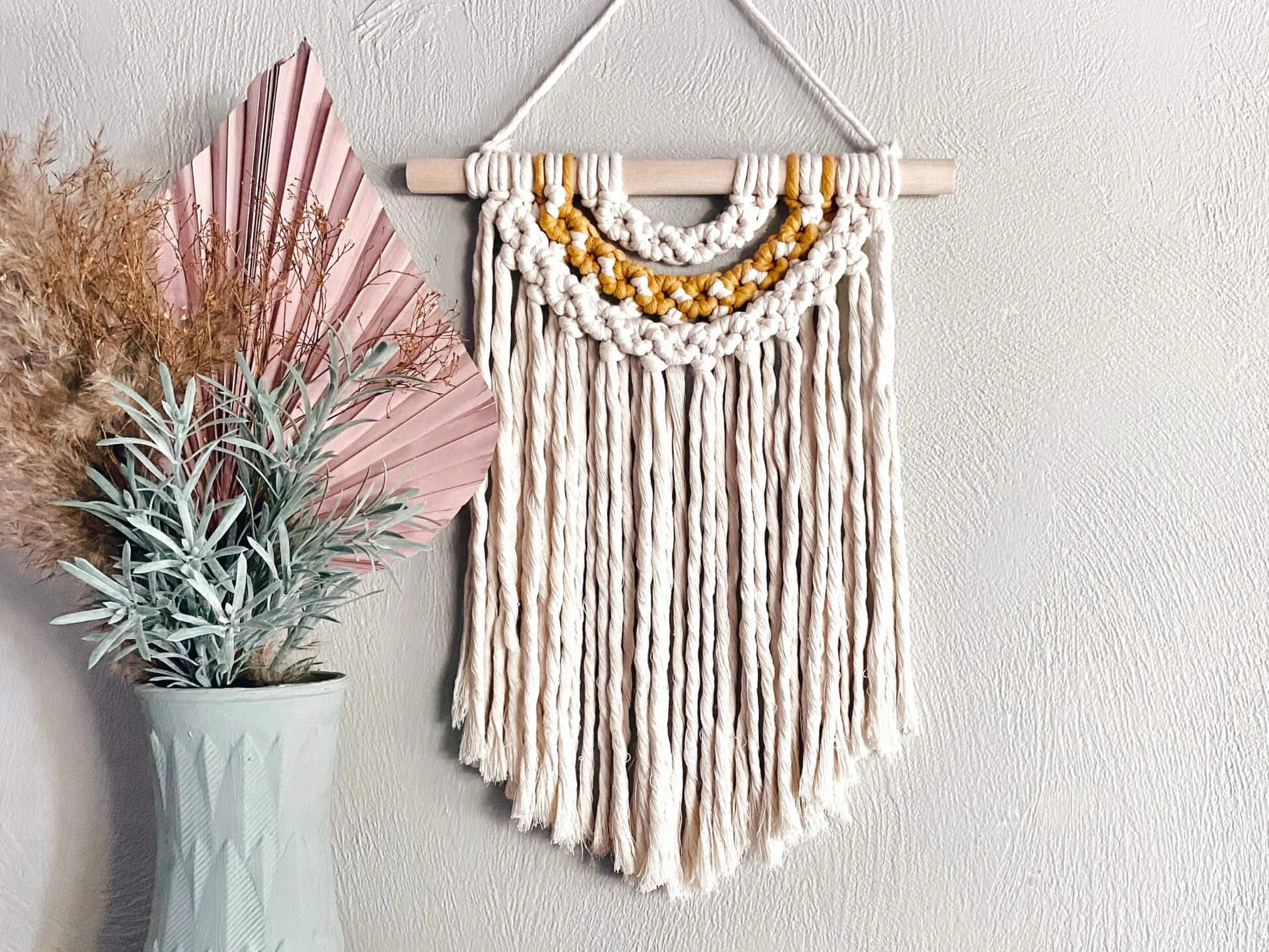 Easy macrame wall hanging