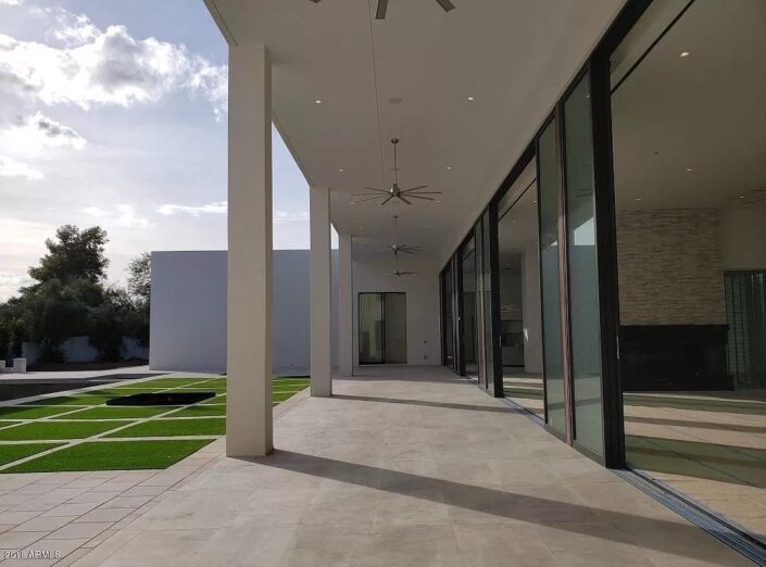 Kliff Kingsbury’s Arizona Home Glass sliding Outside