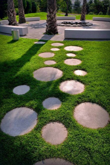 Round stepping stone pathways